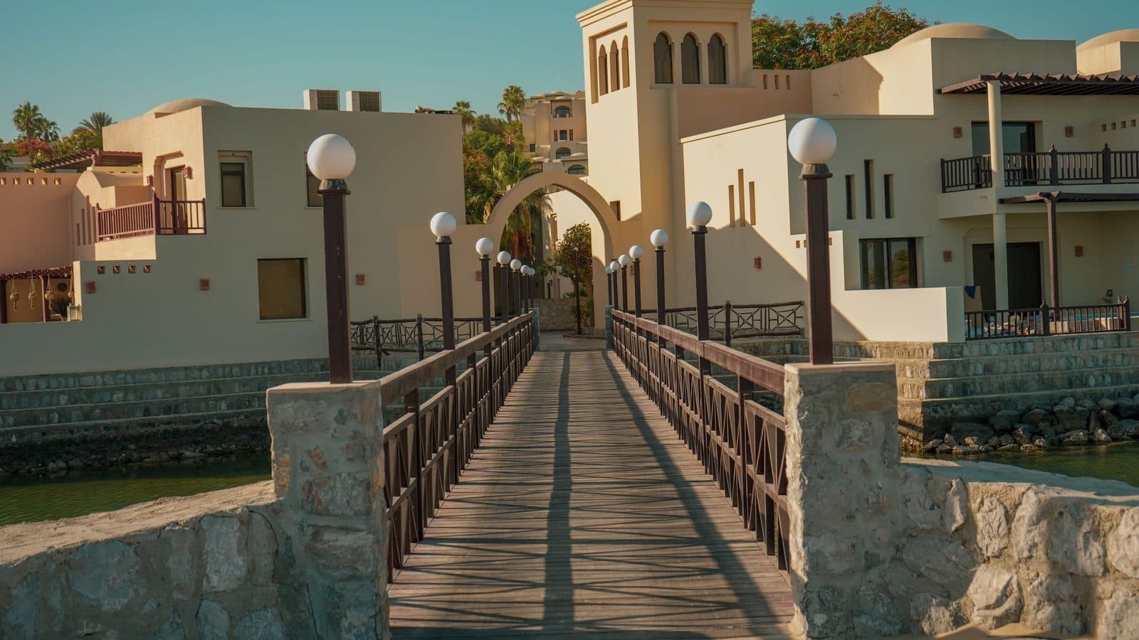 Al Hamra Village β distressed-property landscape